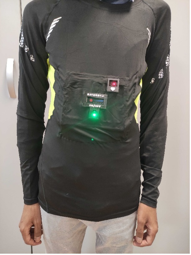 Dettaglio del dispositivo wearable integrato nella maglietta sportiva durante una prova di indossabilità